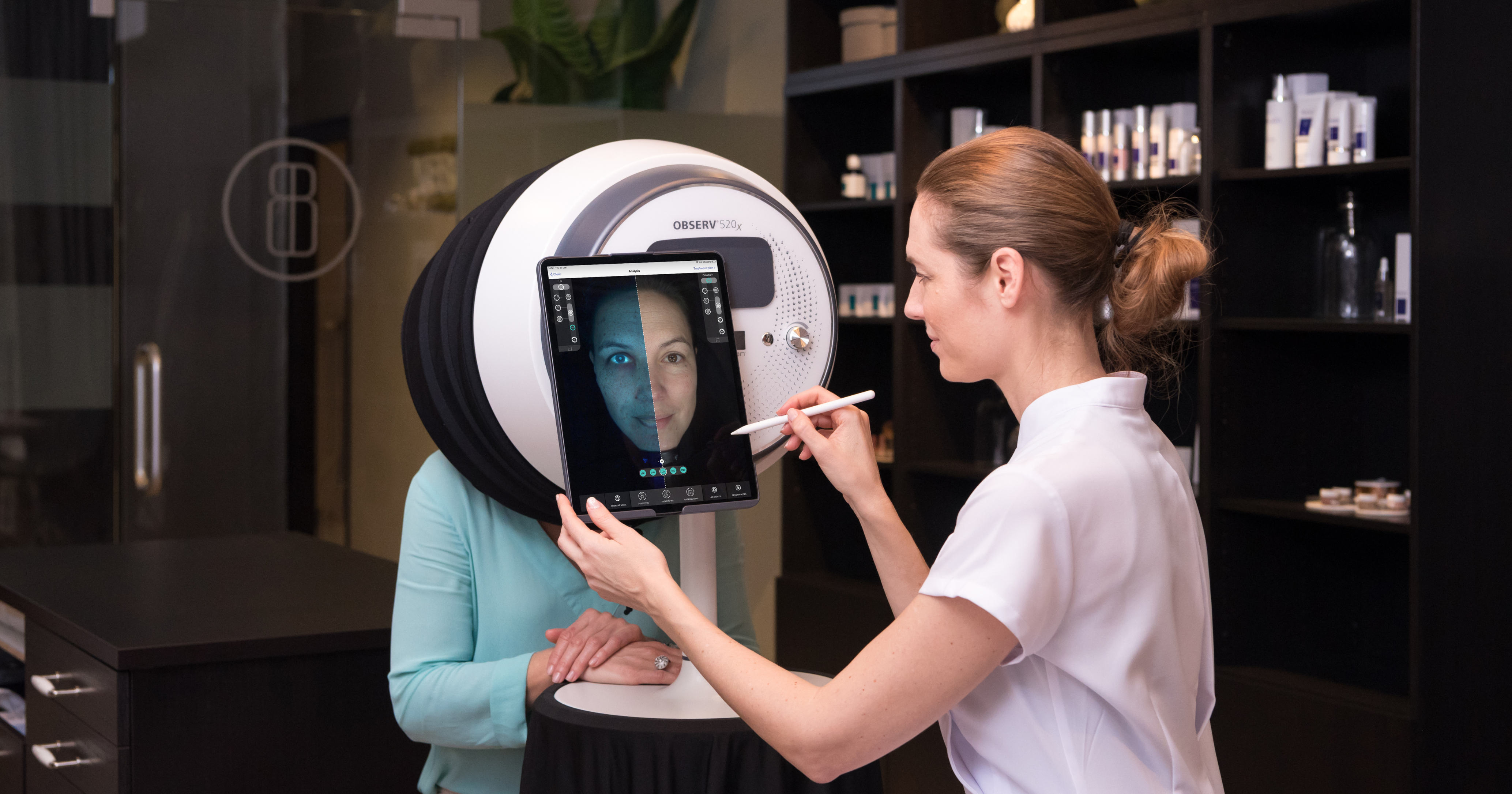 S skin analysis consultation with OBSERV 520x skin analysis machine