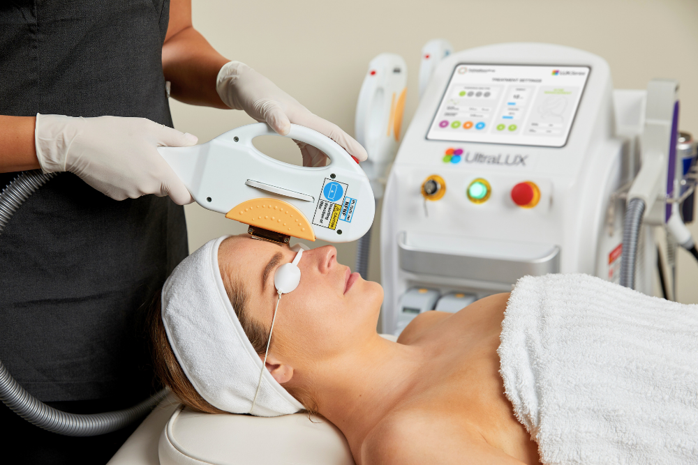IPL MACHINE treatment with UltraLUX PRO - acne management on the face